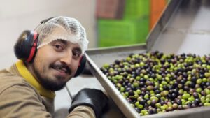 روغن گیری زیتون در حضور مشتری اصفهان